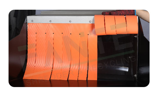 Thickening the curtain effectively preventsthe material from splashing out when the machine breaks it.