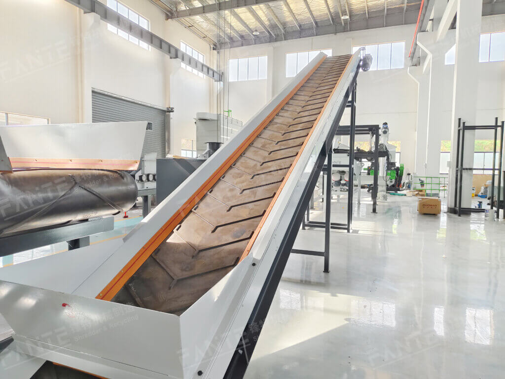 Fante Belt Conveyor is designed for efficient material handling in recycling and waste processing lines.