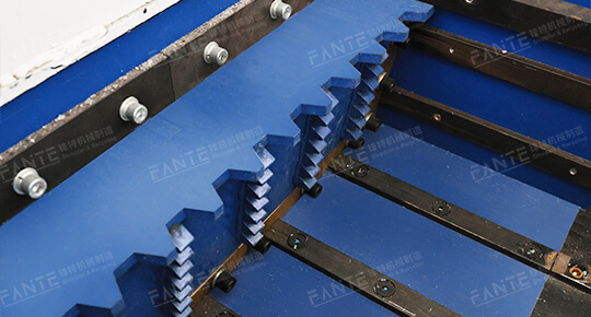 Single shaft shredder pushing system